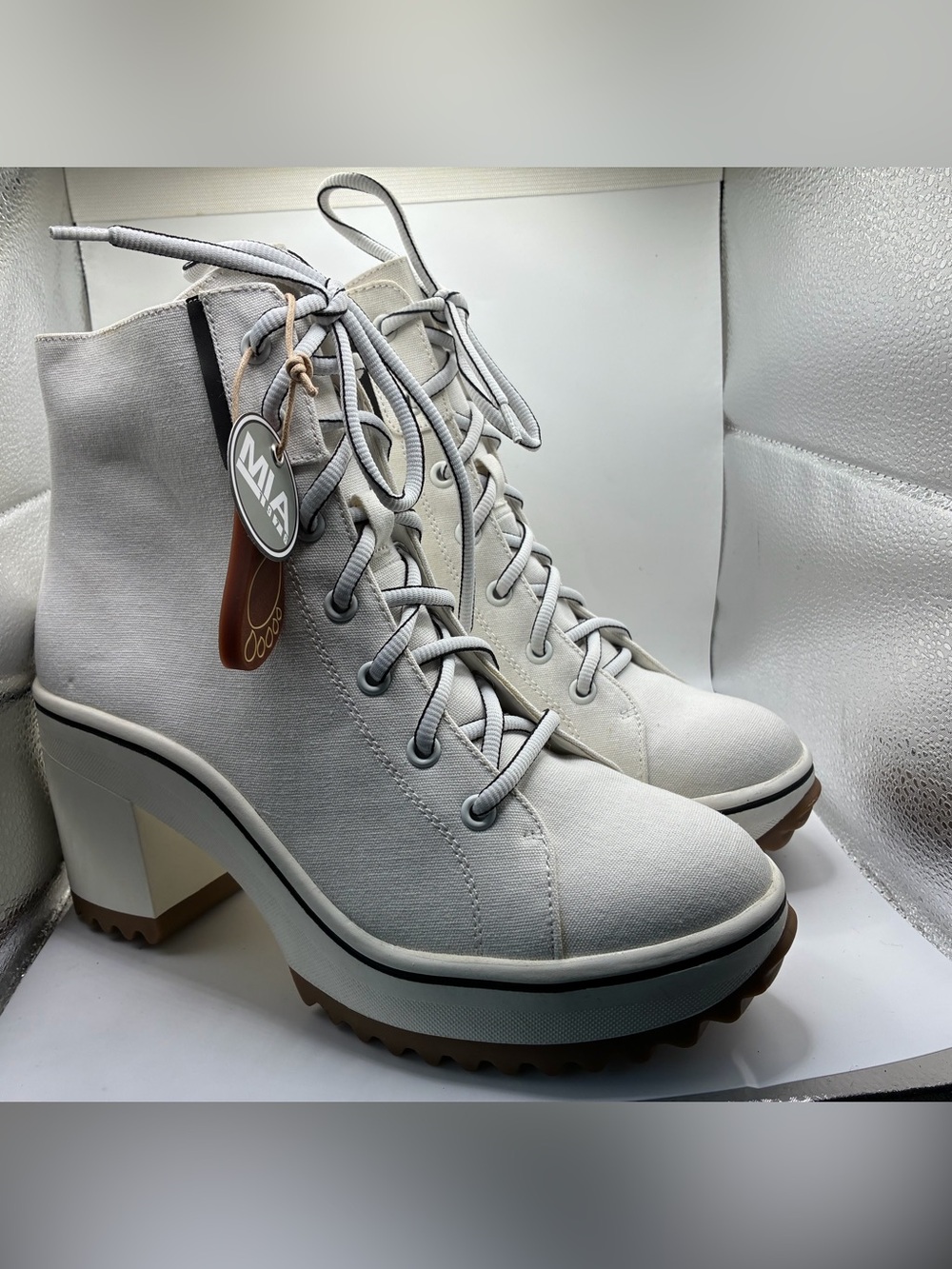 MIA Zella White Canvas Chunky Lace Up Platform Lug Sole Ankle Boots Womens 9 NWT